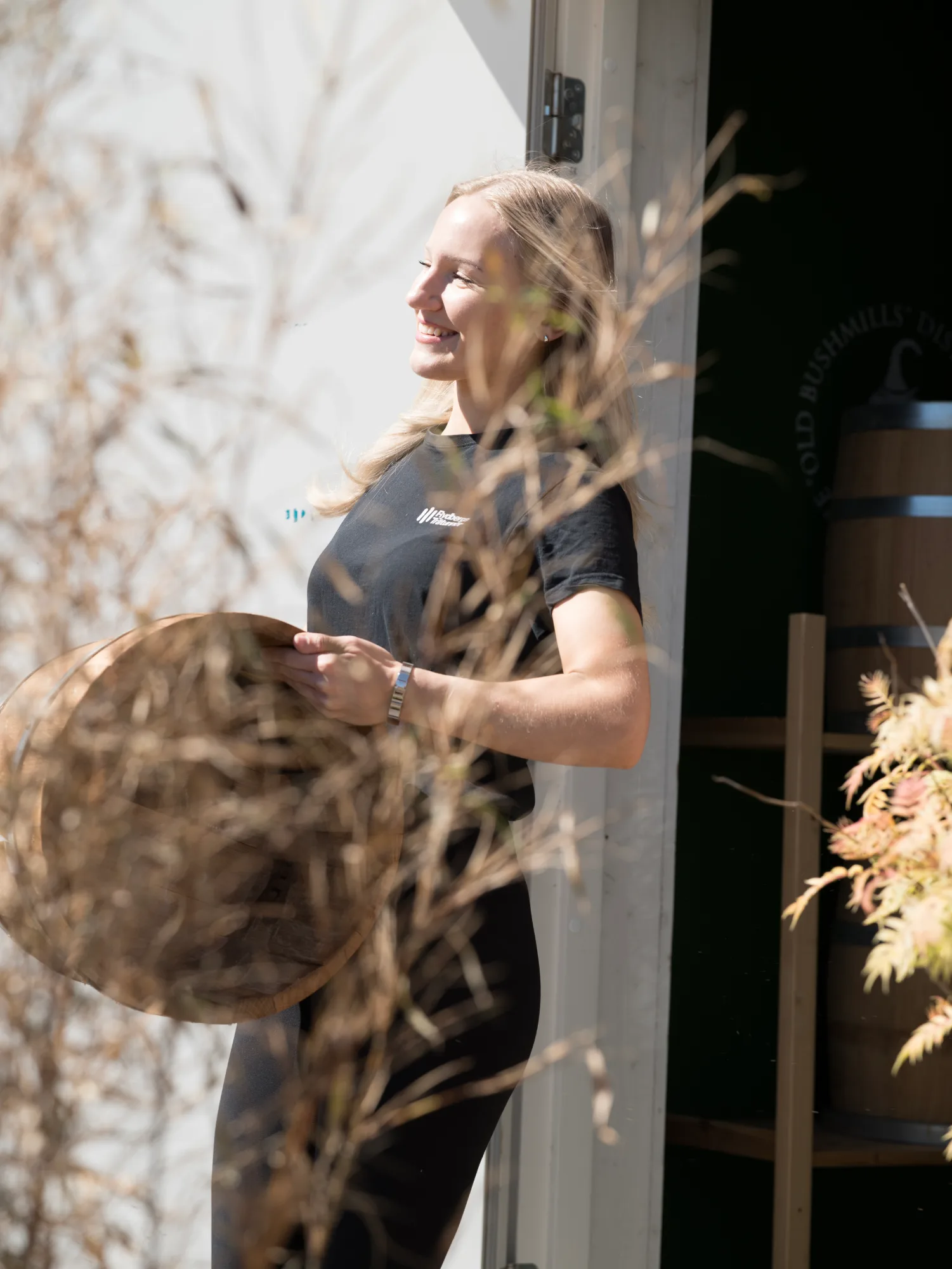Lovanna bär ett tunnlock i solen utanför butiken